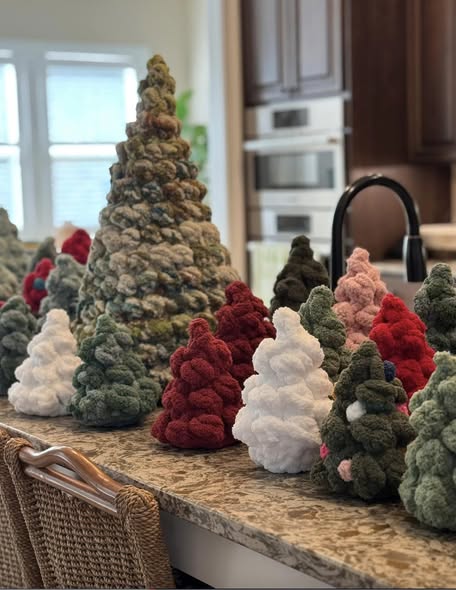 11/22/2025 - Light It Up – Resin Poured Ornament + Chunky Knit Christmas Tree! 6PM